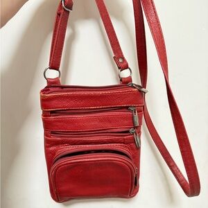 Elegant Black Leather Crossbody Bag with Adjustable Strap